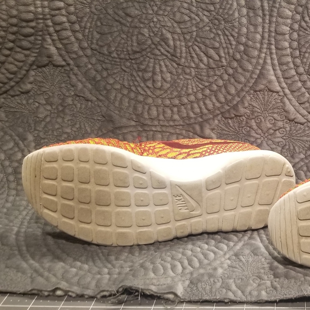Nike Flyknit Roshe - Picture 9 of 10